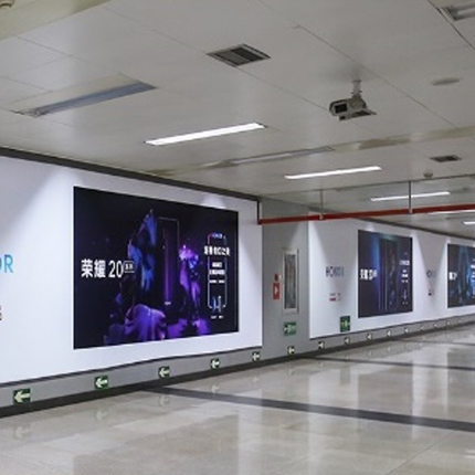 王府井-1号线王府井品牌区域,站厅南墙墙贴+站厅南侧包柱3根 new