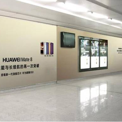 国贸-10号线国贸品牌区域6 ，10号线东北出口，东北口下层墙贴、梯侧贴、4封灯箱6块