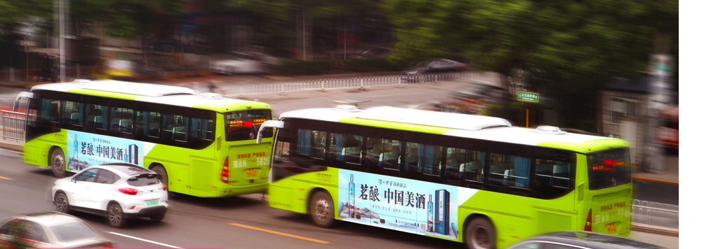 郊区公交车身广告